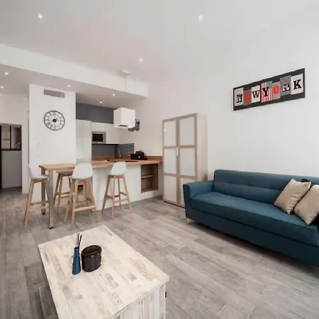 Parenthese Elegante Au Centre De