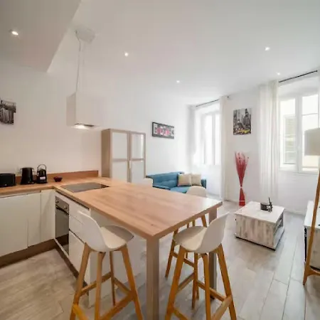 Parenthese Elegante Au Centre De Διαμέρισμα *