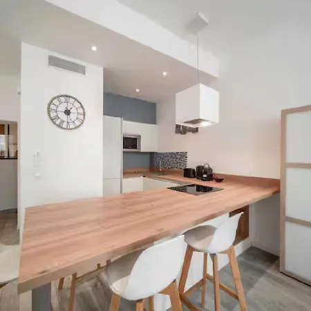 Parenthese Elegante Au Centre De *