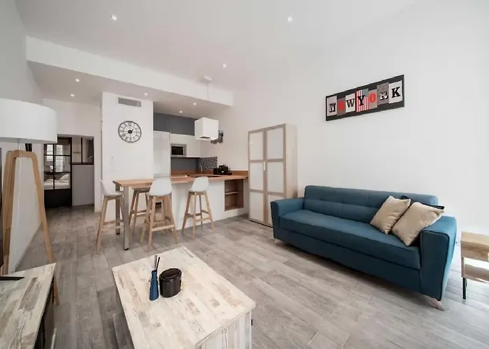 Parenthese Elegante Au Centre De