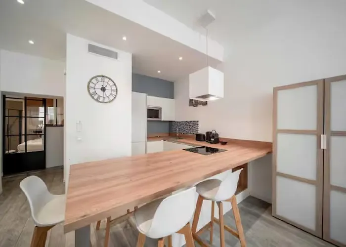 Parenthese Elegante Au Centre De *