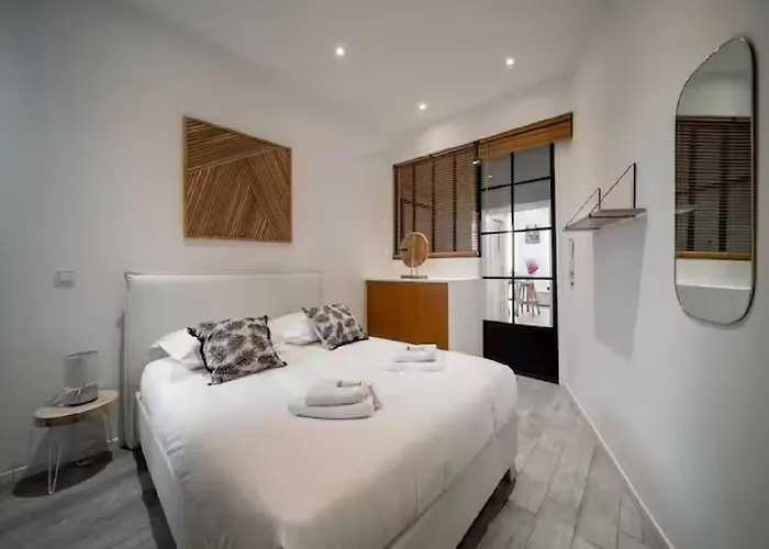 Parenthese Elegante Au Centre De * Cannes